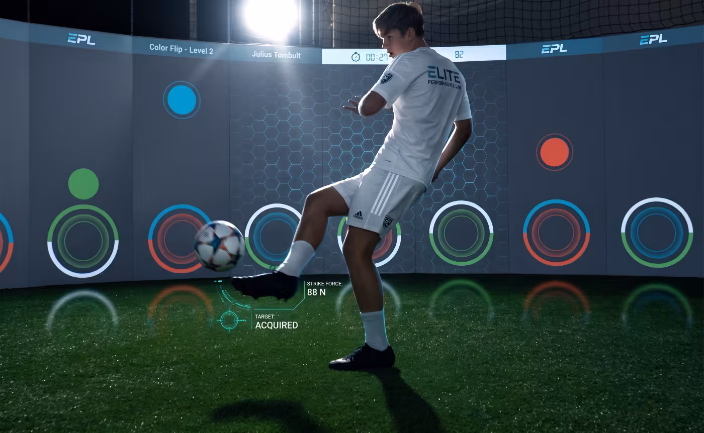 Mladi nogometaš trenira v interaktivnem SoccerBot 360 simulatorju