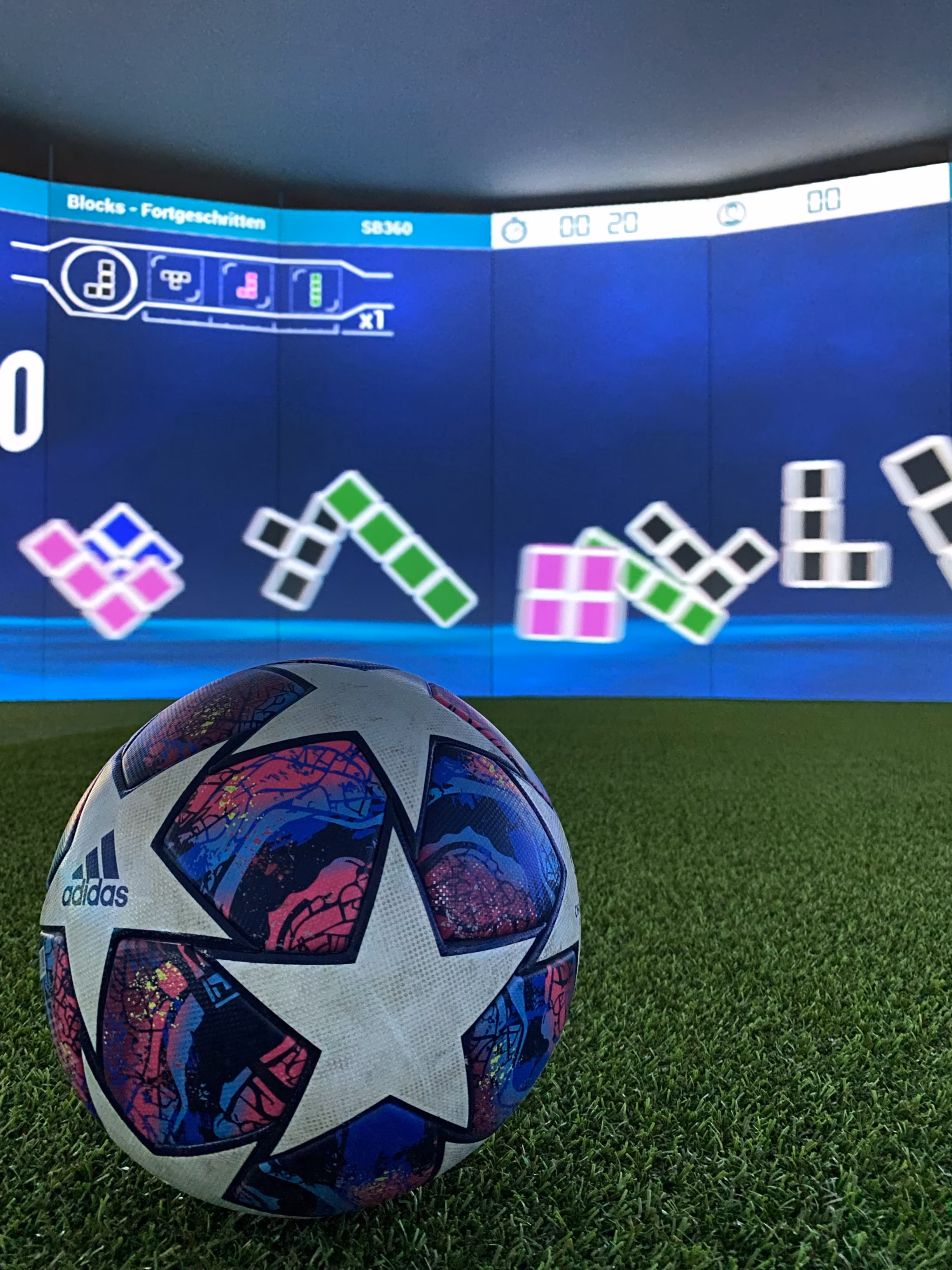 Soccerbot 360 simulator z nogometno žogo in interaktivnim zaslonom