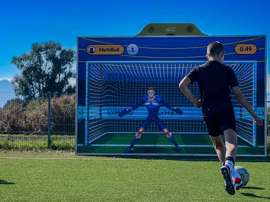 Otrok strelja na interaktivni Multiball zaslon z virtualnim vratarjem